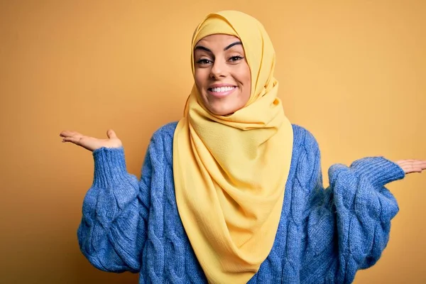 Jonge Mooie Brunette Moslim Vrouw Dragen Arabische Hijab Geïsoleerde Gele — Stockfoto