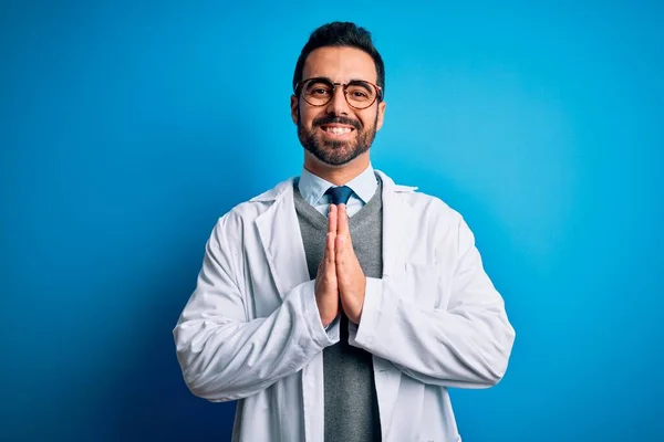 Mladý Pohledný Lékař Muž Vousy Sobě Kabát Brýle Přes Modré — Stock fotografie