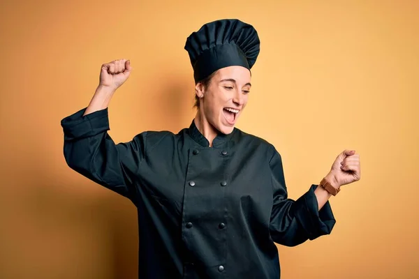 Mladá Krásná Kuchařka Kuchařské Uniformě Čepici Stojící Nad Žlutým Pozadím — Stock fotografie