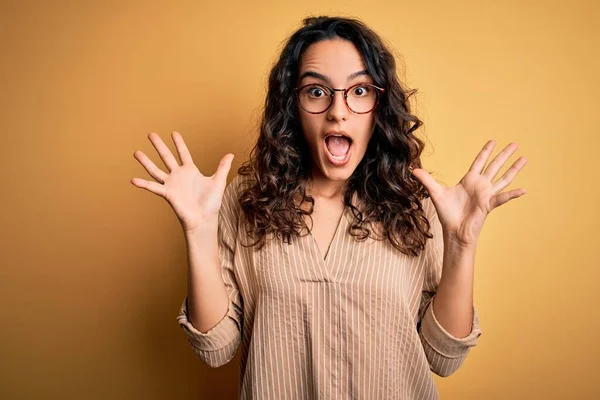 Hermosa Mujer Con Pelo Curado Con Camisa Rayas Gafas Sobre —  Fotos de Stock