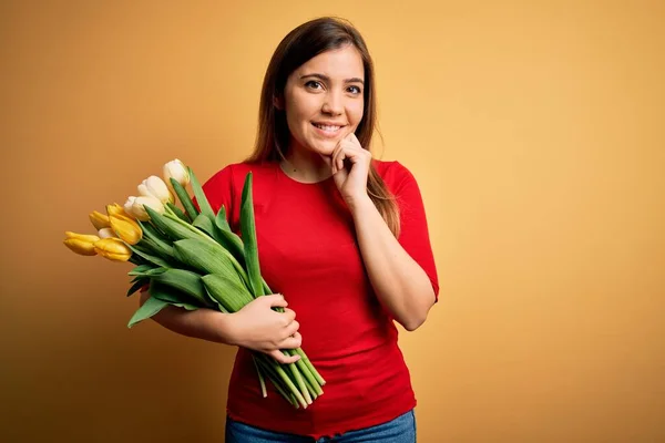 Fiatal Szőke Kezében Romantikus Csokor Tulipán Virágok Sárga Háttér Nézi — Stock Fotó