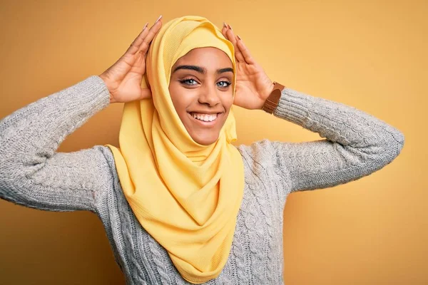 Junge Schöne Afrikanisch Amerikanische Mädchen Trägt Muslimischen Hijab Über Isoliertem — Stockfoto