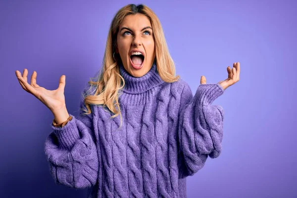 Mulher Loira Nova Bonita Vestindo Camisola Turtleneck Casual Sobre Fundo — Fotografia de Stock