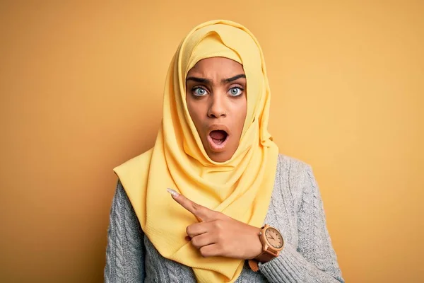 Młoda Piękna Afrykańska Dziewczyna Muzułmańskim Hidżabie Odizolowanym Żółtym Tle Zaskoczona — Zdjęcie stockowe