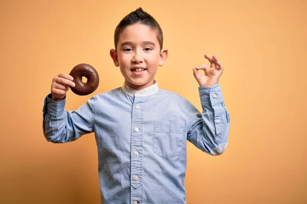 Ung Liten Pojke Unge Äter Ohälsosam Choklad Munk Över Isolerad — Stockfoto