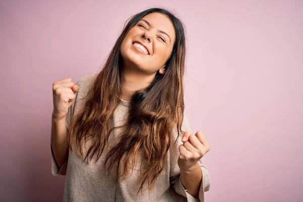 Ung Vacker Brunett Kvinna Bär Casual Tröja Stående Över Rosa — Stockfoto