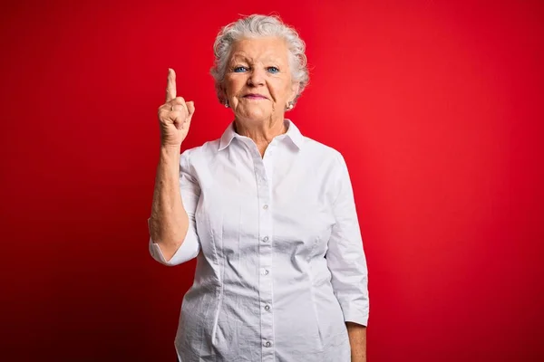 Senior Beautiful Woman Wearing Elegant Shirt Standing Isolated Red Background — Stock Photo, Image