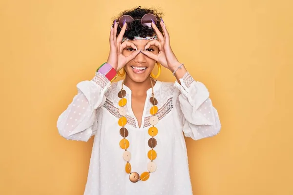 Mladá Krásná Africká Afro Hippie Žena Brýlích Doplňcích Dělá Pořádku — Stock fotografie