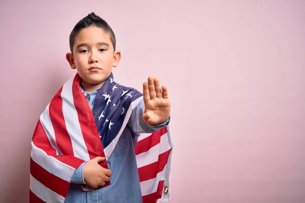 Ung Liten Patriotisk Pojke Unge Täckt Usa Flagga Självständighetsdagen Med — Stockfoto