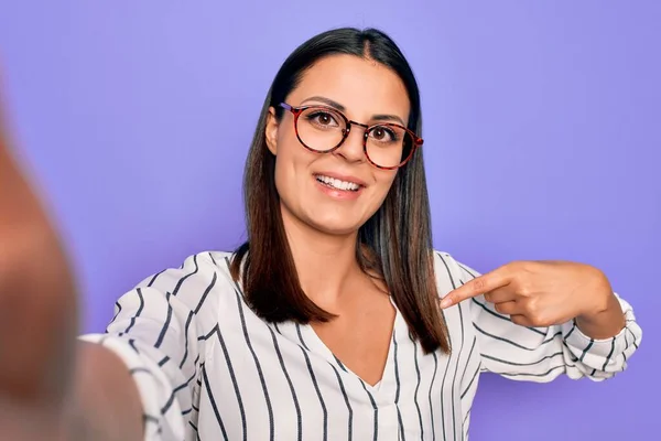Jovem Bela Morena Mulher Vestindo Listrado Camisa Óculos Fazendo Selfie — Fotografia de Stock