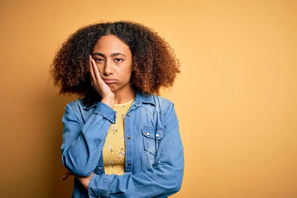 Jovencita Africaica Americana Con Pelo Afro Con Camisa Denim Casual — Foto de Stock