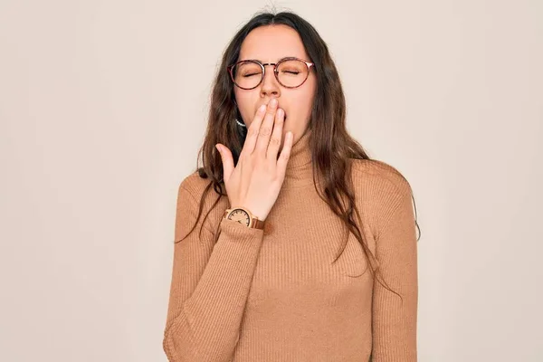 Junge Schöne Frau Lässigem Rollkragenpullover Und Brille Über Weißem Hintergrund — Stockfoto