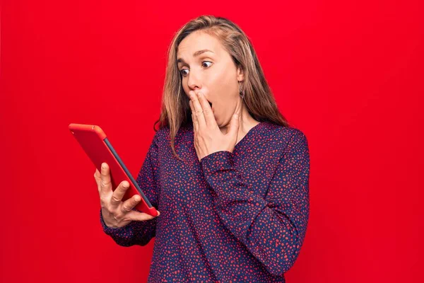 Mulher Loira Bonita Nova Usando Tablet Sobre Fundo Vermelho Isolado — Fotografia de Stock