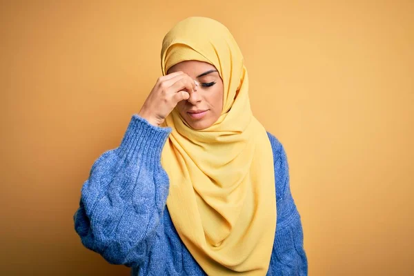 Jovem Bela Morena Muslim Mulher Vestindo Arab Hijab Sobre Isolado — Fotografia de Stock