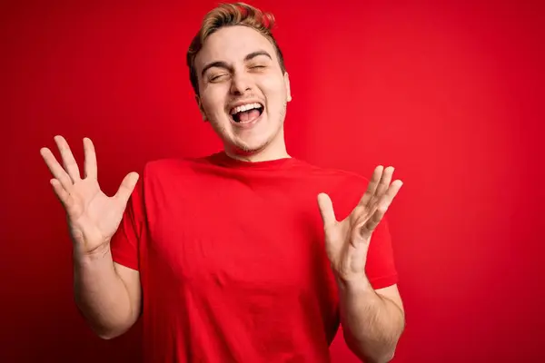 Jovem Bonito Ruiva Homem Vestindo Casual Shirt Sobre Isolado Fundo — Fotografia de Stock