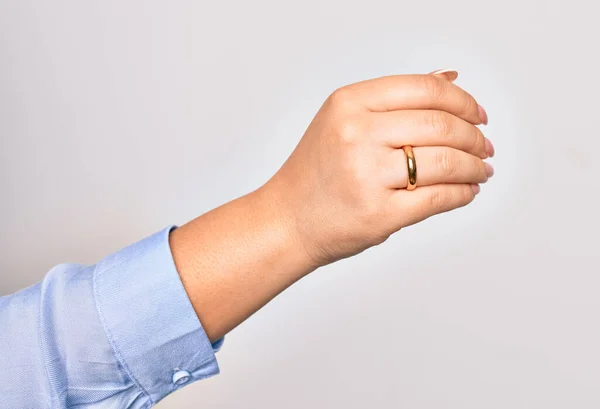 Beyaz Arka Planda Altın Evlilik Yüzüğü Tutan Beyaz Bir Kadının — Stok fotoğraf