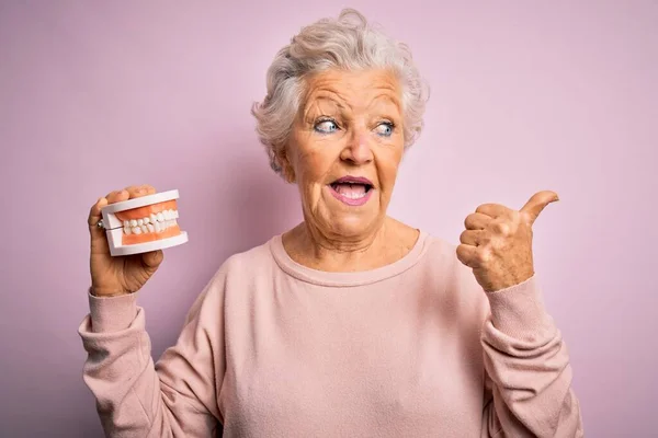 Senior Bela Mulher Cabelos Grisalhos Segurando Dentes Prótese Plástico Sobre — Fotografia de Stock