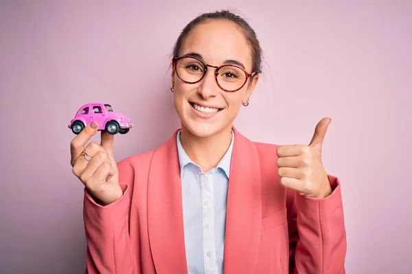 Jovem Mulher Negócios Bonita Usando Óculos Segurando Brinquedo Carro Rosa — Fotografia de Stock