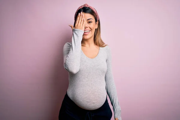 Jong Mooi Brunette Vrouw Zwanger Verwachten Baby Geïsoleerde Roze Achtergrond — Stockfoto