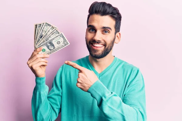 Joven Hombre Guapo Con Barba Sosteniendo Montón Dólares Sonriendo Feliz —  Fotos de Stock