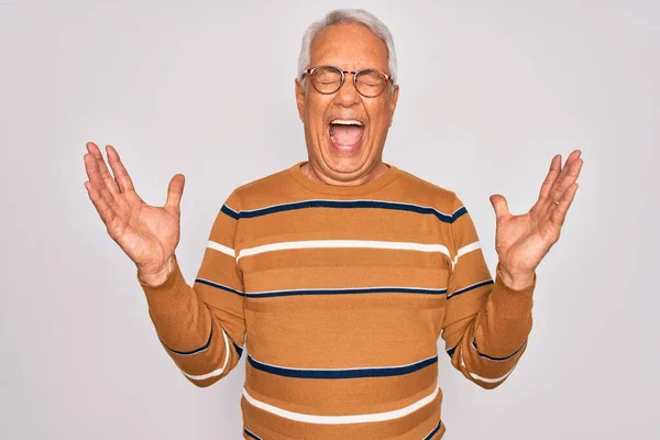 Medelålders Äldre Gråhårig Stilig Man Klädd Glasögon Och Casual Randig — Stockfoto