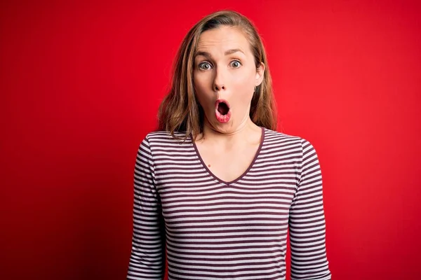 Jovem Mulher Loira Bonita Vestindo Shirt Listrada Casual Sobre Fundo — Fotografia de Stock