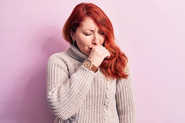 Junge Schöne Rothaarige Frau Lässigem Rollkragenpullover Über Rosa Hintergrund Fühlt — Stockfoto