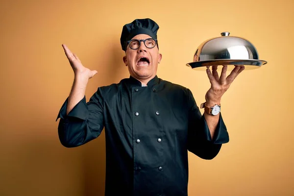 Camiseta Servidora Pelo Gris Mediana Edad Que Lleva Uniforme Cocina —  Fotos de Stock