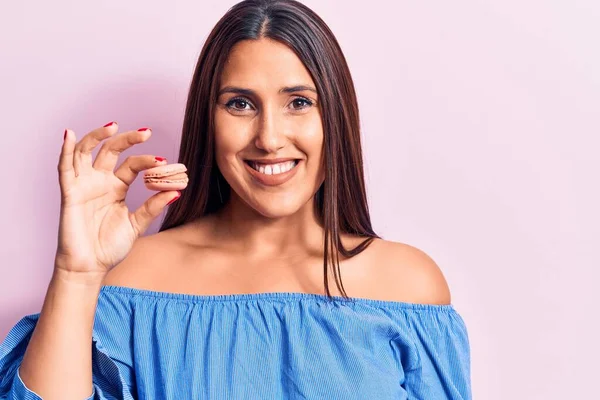 Jovem Bela Morena Mulher Segurando Macaron Olhar Positivo Feliz Sorrindo — Fotografia de Stock