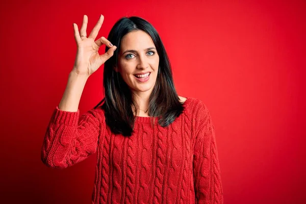 Jonge Brunette Vrouw Met Blauwe Ogen Dragen Casual Trui Geïsoleerde — Stockfoto