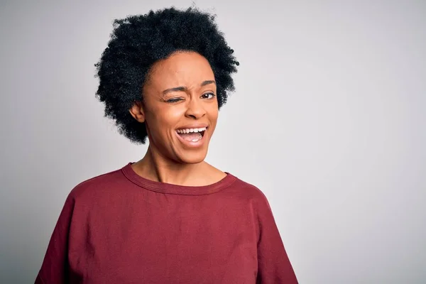 Mladý Krásný Afroameričan Afro Žena Kudrnaté Vlasy Sobě Ležérní Tričko — Stock fotografie