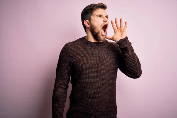 Jonge Blonde Man Met Baard Blauwe Ogen Met Casual Trui — Stockfoto