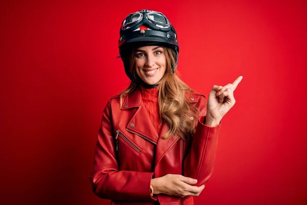Jovem Bela Morena Motrociclista Mulher Vestindo Moto Capacete Sobre Fundo — Fotografia de Stock
