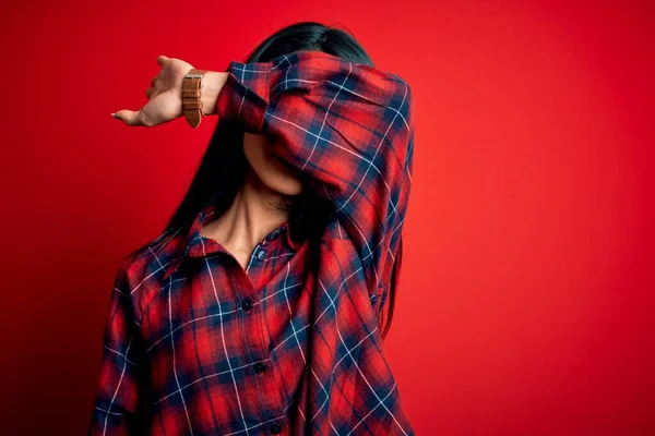 Joven Mujer China Hermosa Usando Camisa Casual Sobre Fondo Rojo — Foto de Stock