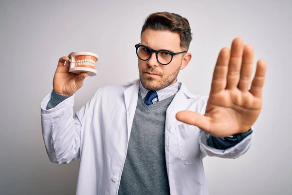 Jovem Dentista Homem Com Olhos Azuis Segurando Prótese Dentária Ortodôntica — Fotografia de Stock