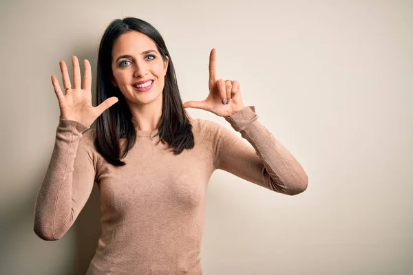 Jonge Brunette Vrouw Met Blauwe Ogen Dragen Casual Trui Geïsoleerde — Stockfoto