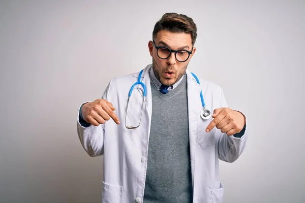 Joven Doctor Con Ojos Azules Usando Abrigo Médico Estetoscopio Sobre —  Fotos de Stock