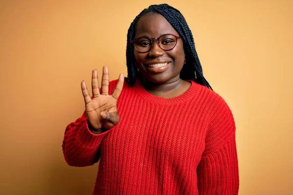 African American Femme Taille Avec Des Tresses Portant Chandail Décontracté — Photo