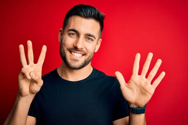 Junger Gutaussehender Mann Lässigem Schwarzem Shirt Steht Vor Isoliertem Roten — Stockfoto