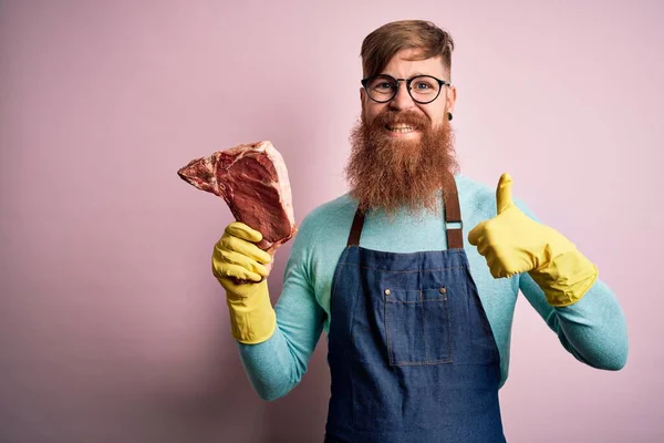 Rödhårig Irländsk Slaktare Man Med Skägg Håller Nötkött Biff Över — Stockfoto