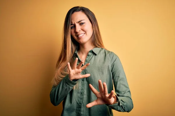 Jonge Mooie Blonde Vrouw Met Blauwe Ogen Dragen Groene Shirt — Stockfoto