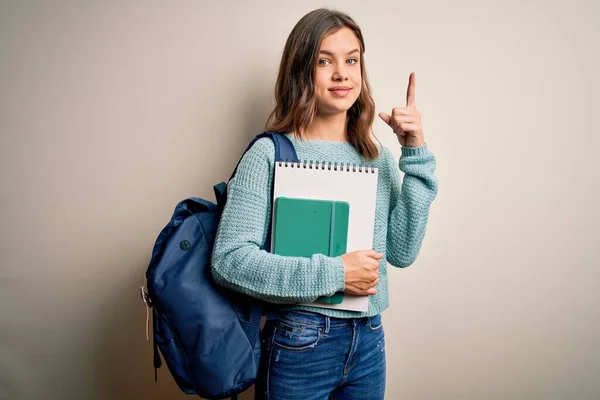 Junge Blonde Studentin Mit Rucksack Und Büchern Aus Der Schule — Stockfoto