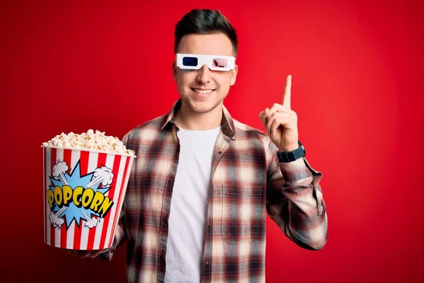 Giovane Uomo Caucasico Bello Indossando Occhiali Film Mangiando Popcorn Con — Foto Stock