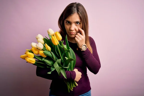 Sarı Lalelerden Oluşan Romantik Çiçekleri Pembe Arka Planda Tutan Genç — Stok fotoğraf