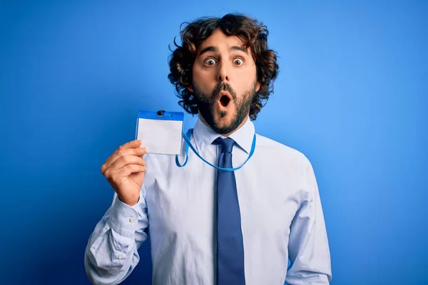 Jovem Homem Negócios Bonito Com Barba Segurando Identificação Cartão Identificação — Fotografia de Stock