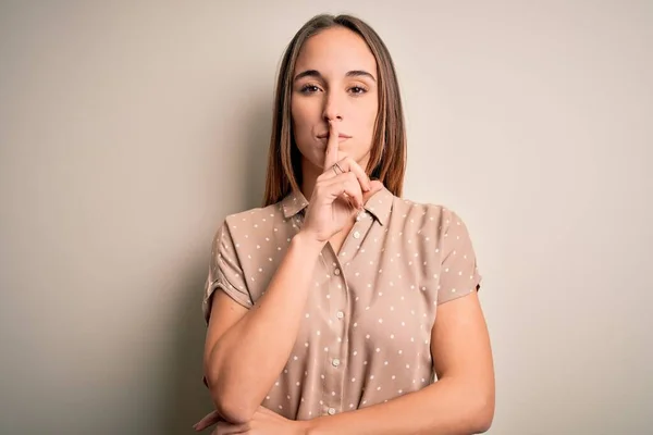 Mujer Hermosa Joven Con Camisa Casual Pie Sobre Fondo Blanco —  Fotos de Stock