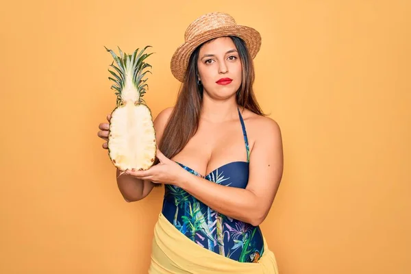 Ung Latinamerikansk Kvinna Bär Sommar Hatt Och Baddräkt Håller Tropisk — Stockfoto