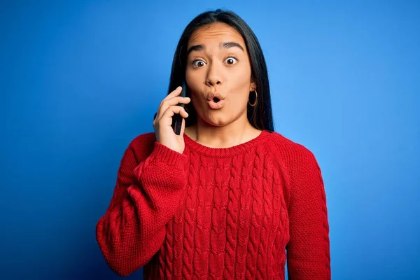 Genç Güzel Asyalı Bir Kadın Mavi Arka Planda Akıllı Telefondan — Stok fotoğraf