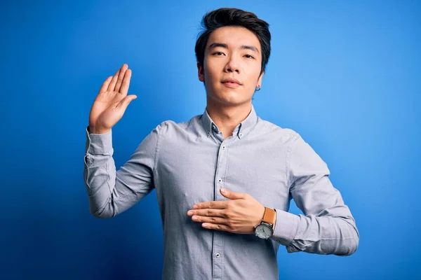 Mladý Pohledný Číňan Ležérní Košili Stojící Nad Izolovaným Modrým Pozadím — Stock fotografie