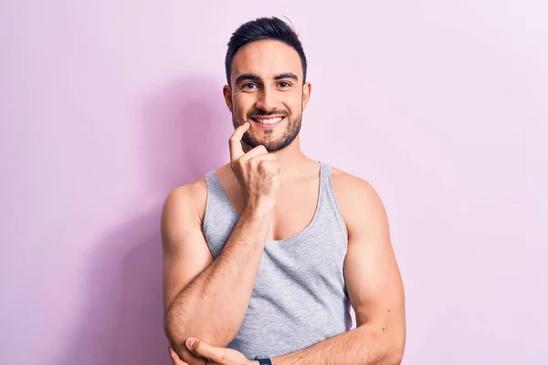 Homem Bonito Novo Com Barba Vestindo Casual Shirt Sem Mangas — Fotografia de Stock